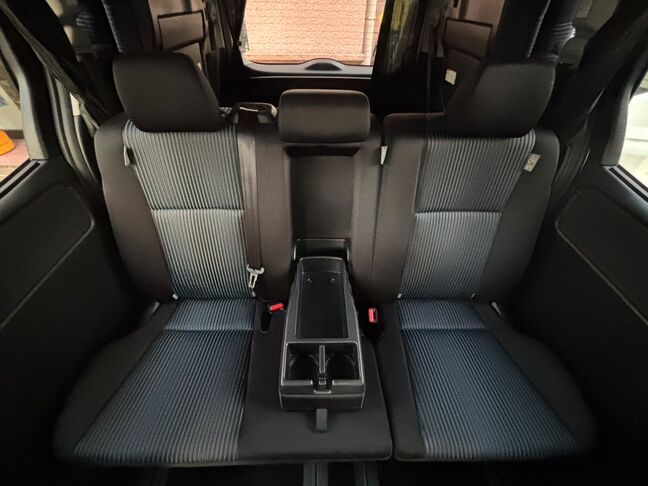 2列目シート座席を前後移動させることで広々空間を実現！