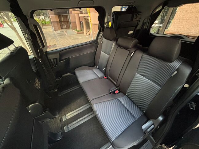 2列目シート座席を前後移動させることで広々空間を実現！