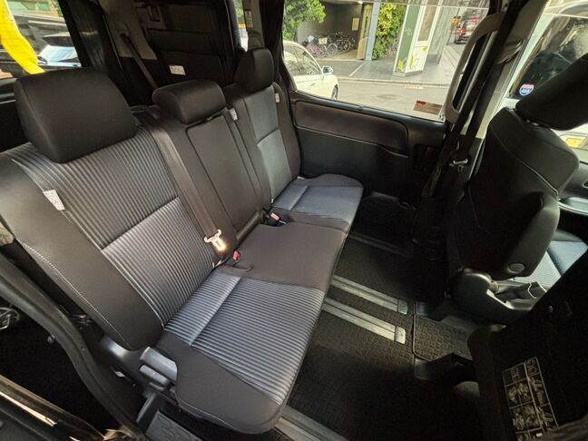 2列目シート座席を前後移動させることで広々空間を実現！