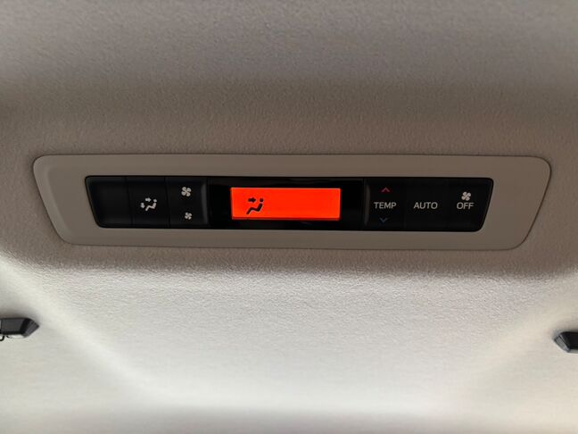 Wエアコン完備で後席からでも室内温度の調整が可能！