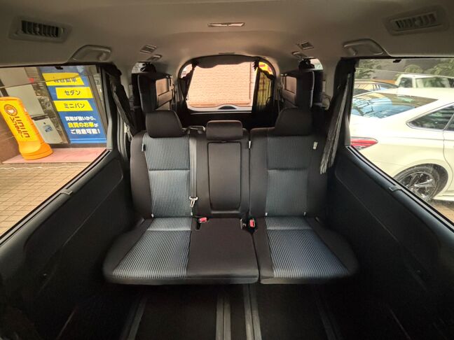 2列目シート座席を前後移動させることで広々空間を実現！