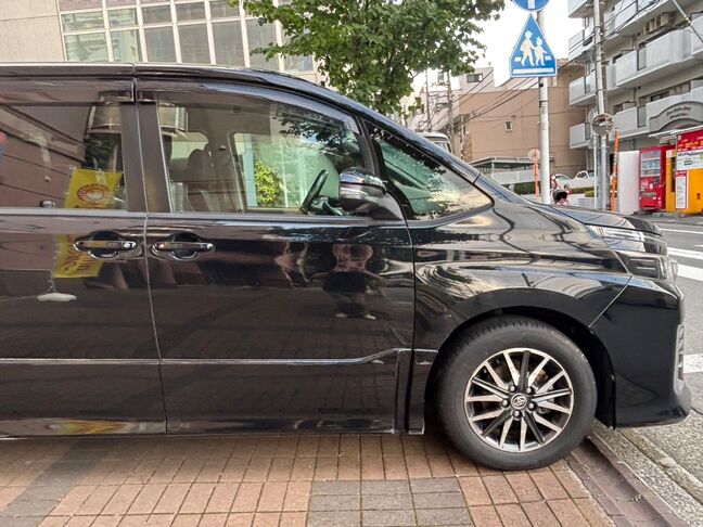 人気色黒色ボディ、トヨタ純正エアロ付き！