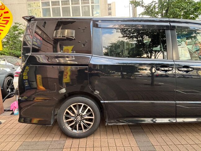 人気色黒色ボディ、トヨタ純正エアロ付き！