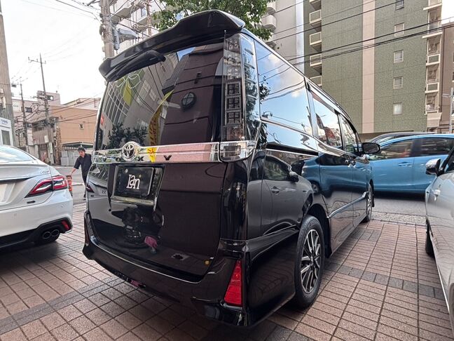 人気色黒色ボディ、トヨタ純正エアロ付き！