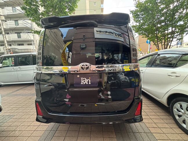 人気色黒色ボディ、トヨタ純正エアロ付き！