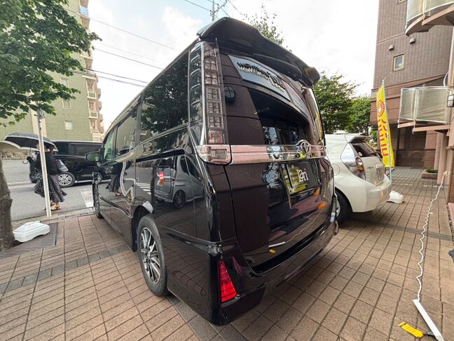 人気色黒色ボディ、トヨタ純正エアロ付き！