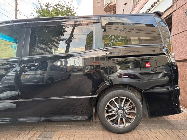 人気色黒色ボディ、トヨタ純正エアロ付き！