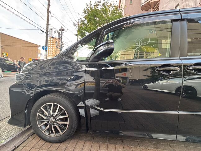 人気色黒色ボディ、トヨタ純正エアロ付き！