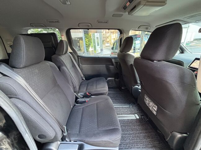 2列目シートは独立型で足元も広々！