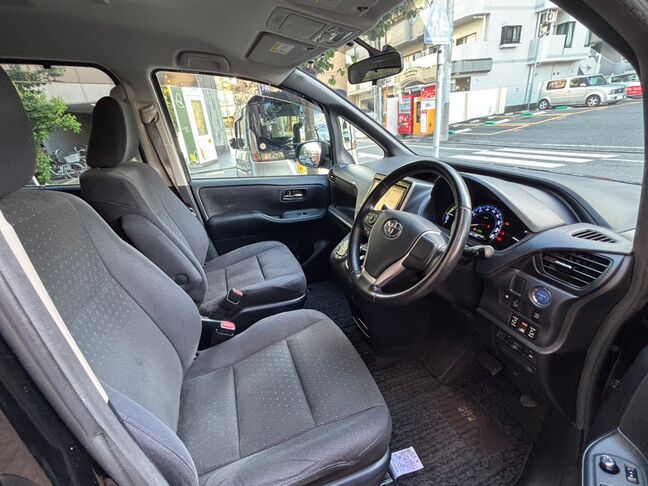 目立つ汚れ等もなく綺麗な前席！