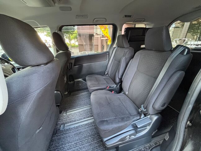 2列目シートは独立型で足元も広々！