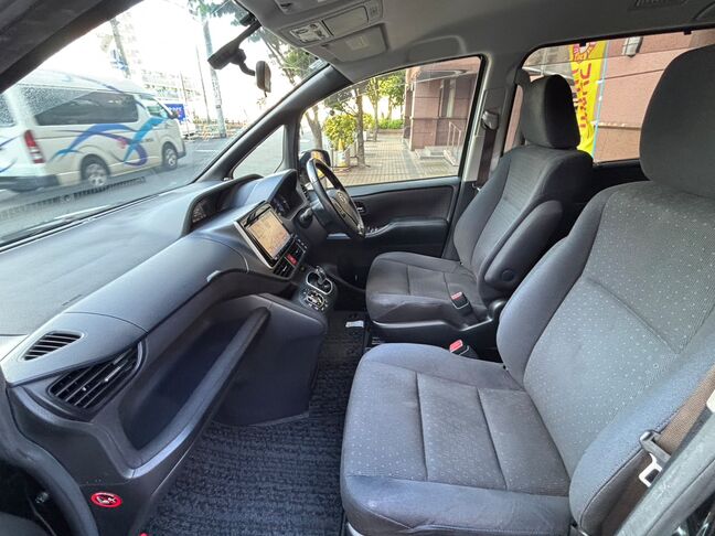 目立つ汚れ等もなく綺麗な前席！