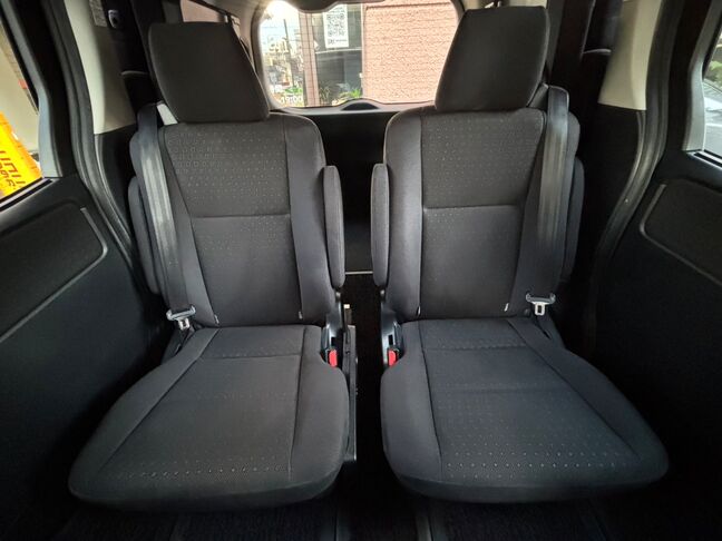 2列目シートは独立型で足元も広々！