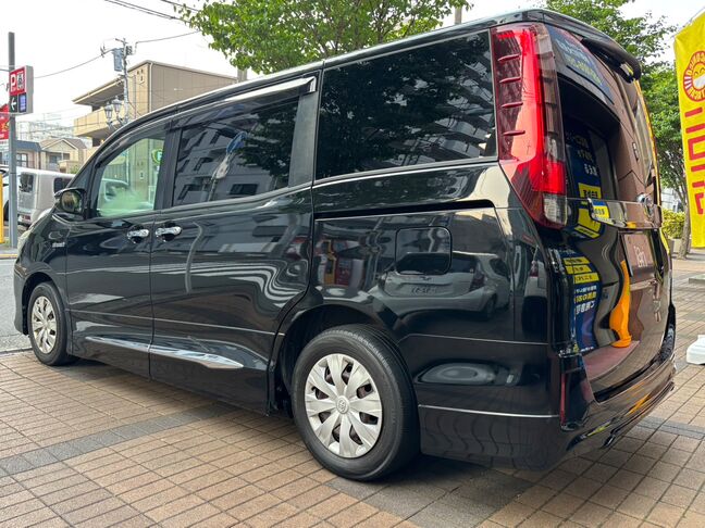 7人乗りのハイブリッド車、快適性と燃費の良さを兼ね備えた車！