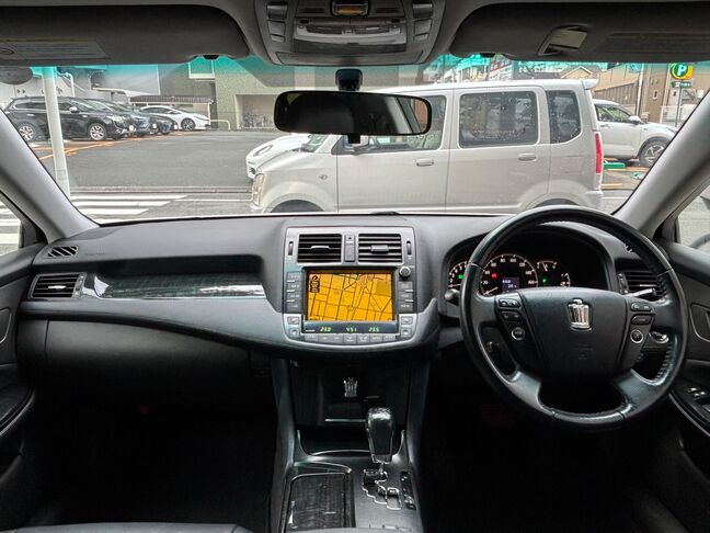 高級感のあるピアノブラック基調のインパネ周り！