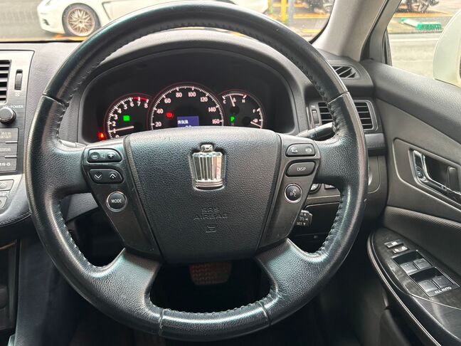 本革牧巻きのステアリングホイールで擦れ等なく綺麗な状態