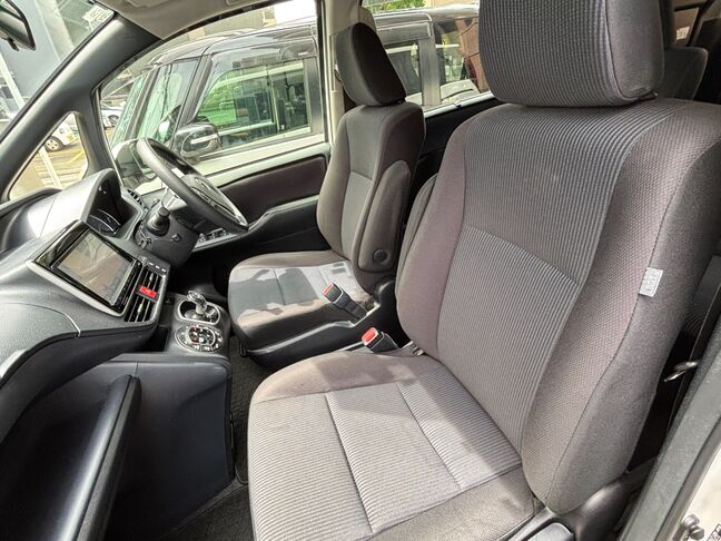 汚れ穴あきもなく綺麗な前席！