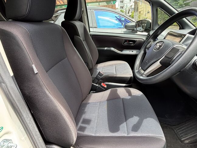 汚れ穴あきもなく綺麗な前席！