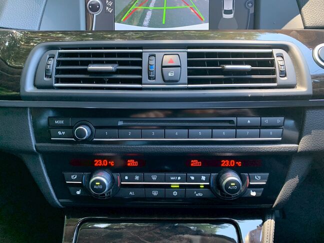 【友達追加の方法②】車両画像の2枚目のQRコードをLINEで読み込んで友達追加できます。