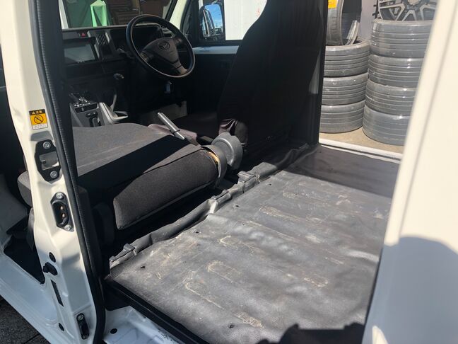 キャリア取り付けできます！！
ナビ、ヘッドライト球、ホイールの交換もお気軽にご相談ください。