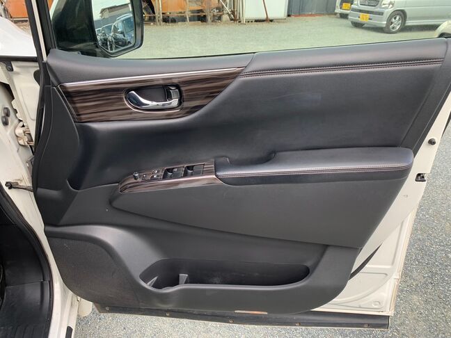 【友達追加の方法②】車両画像の2枚目のQRコードをLINEで読み込んで友達追加できます。