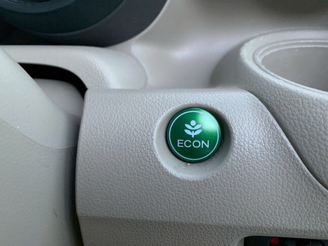 【点検整備】当社の点検整備は消耗品やオイル交換もしています。
点検箇所の写真やコンピューター診断の結果は全て写真を撮って保存してあります。ご安心ください。