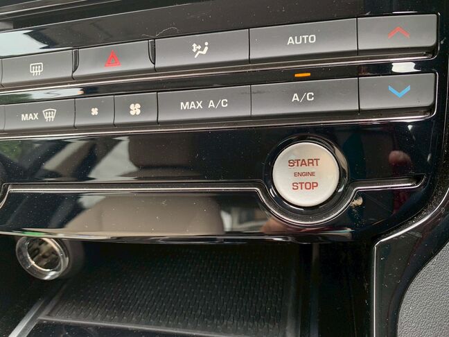 【お車探し】お客様のご要望に応じて、仕入れのプロがお客様と一緒にご希望のお車をお探しさせて頂くサービスをご提供しています。ご遠慮なくお申し出ください。