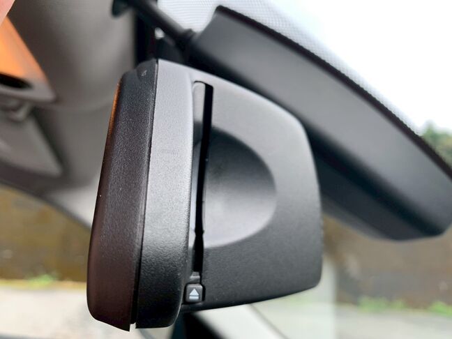 【友達追加の方法②】車両画像の2枚目のQRコードをLINEで読み込んで友達追加できます。