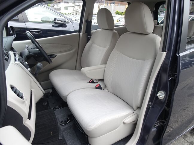 【運転席＆助手席】汚れが目立ちにくく、優雅にドライブをお楽しみいただけます♪座り心地もバッチリです☆是非一度ご体感下さいませ！