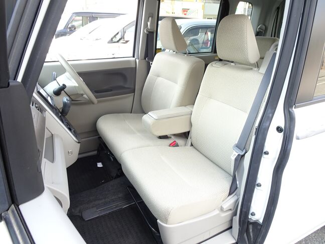 【運転席＆助手席】汚れが目立ちにくく、優雅にドライブをお楽しみいただけます♪座り心地もバッチリです☆是非一度ご体感下さいませ