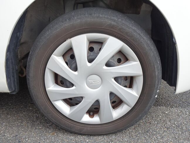 【ホイールキャップ】車に良く似合う純正ホイールキャップが装備されています
