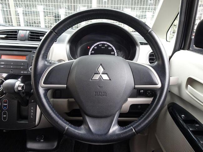 【純正ステアリング】手にしっかり馴染みとても運転しやすいハンドルです♪高級感もにじみ出ております