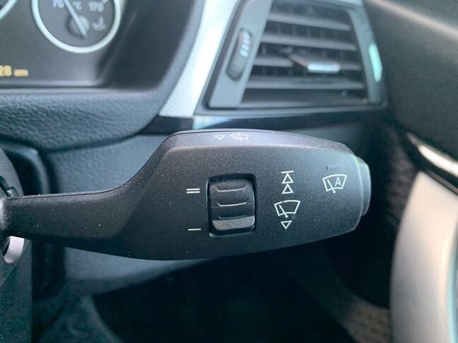 【友達追加の方法②】車両画像の2枚目のQRコードをLINEで読み込んで友達追加できます。