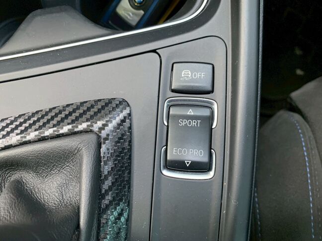 【友達追加の方法②】車両画像の2枚目のQRコードをLINEで読み込んで友達追加できます。