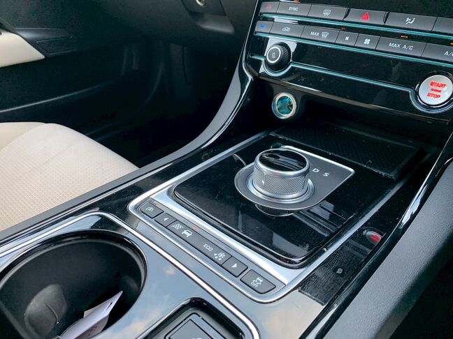 【点検整備】当社の点検整備は消耗品やオイル交換もしています。
点検箇所の写真やコンピューター診断の結果は全て写真を撮って保存してあります。ご安心ください。