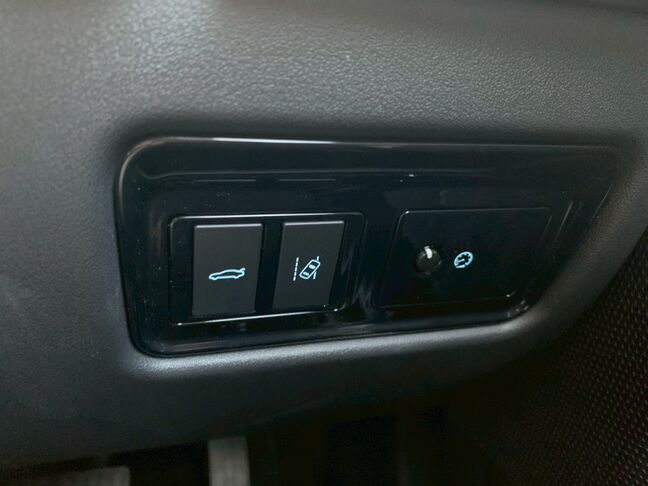 【友達追加の方法②】車両画像の2枚目のQRコードをLINEで読み込んで友達追加できます。