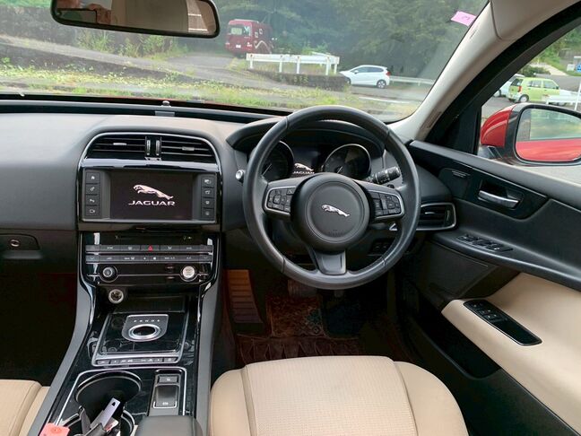 【友達追加の方法②】車両画像の2枚目のQRコードをLINEで読み込んで友達追加できます。