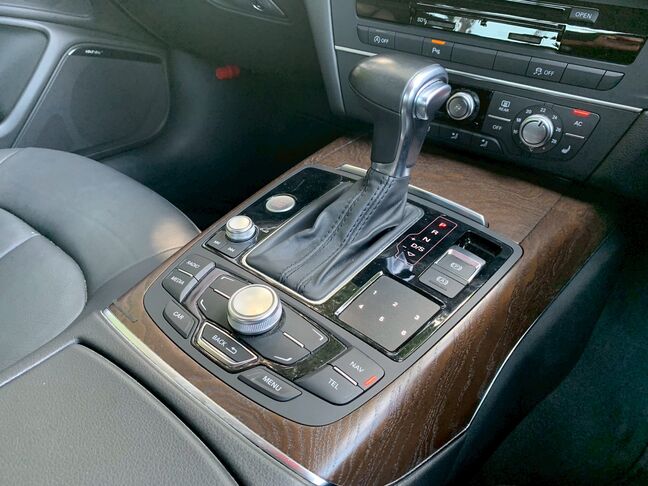 【お車探し】お客様のご要望に応じて、仕入れのプロがお客様と一緒にご希望のお車をお探しさせて頂くサービスをご提供しています。ご遠慮なくお申し出ください。