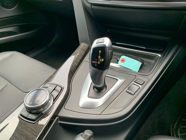 【友達追加の方法②】車両画像の2枚目のQRコードをLINEで読み込んで友達追加できます。