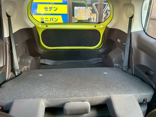 後席を倒すと、広大なフラットな荷室空間が出現！【スペイド】