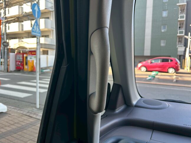 助手席側にアシストグリップ！
カーブを走行する際や乗り降りの際も安心です