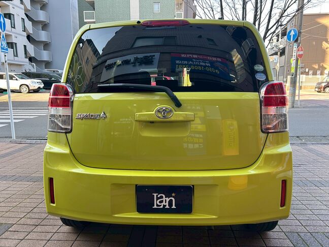 リアガラスも大きく、後方確認もしやすく安全に運転がしやすくなっているお車です！【スペイド】