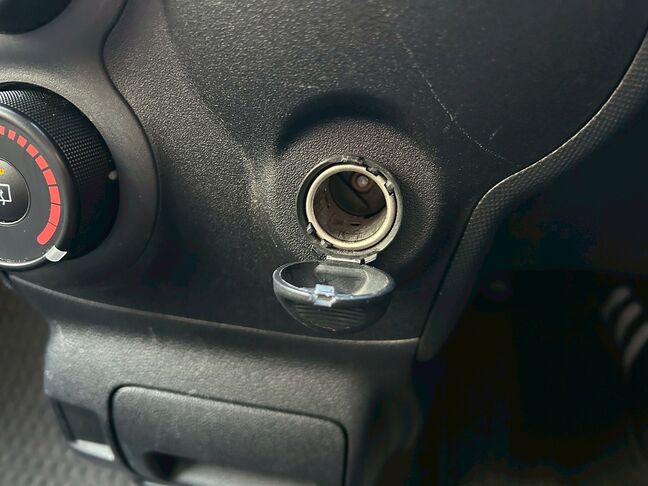 １２ボルトシガーソケット！スマホなどの充電に使えます！