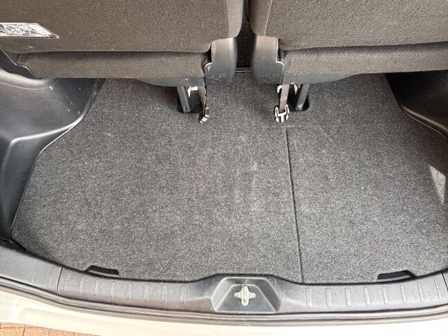 トランクも広々スペースで座席を上げることで大きな荷物も収納可能！