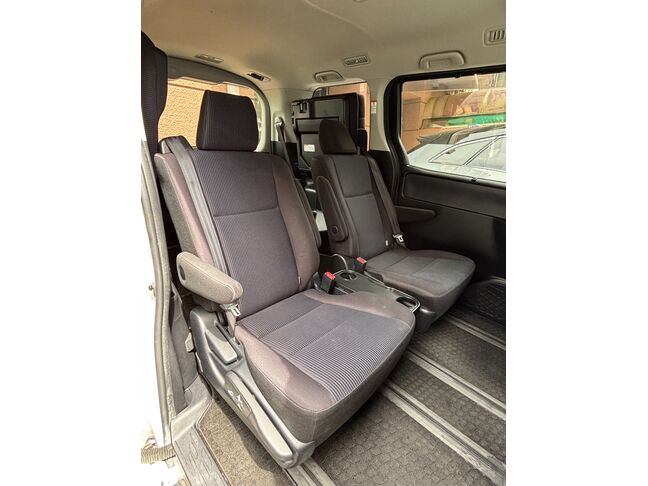 2列目シートは独立型で足元も広々！