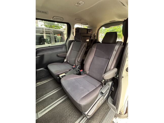 2列目シートは独立型で足元も広々！