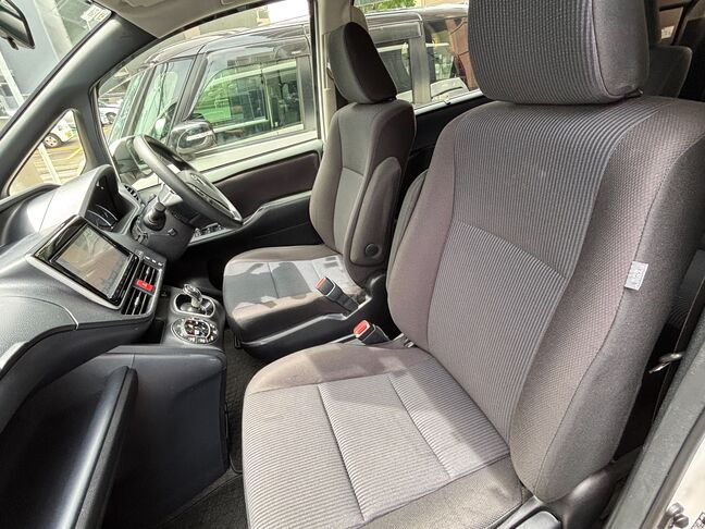 汚れ穴あきもなく綺麗な前席！