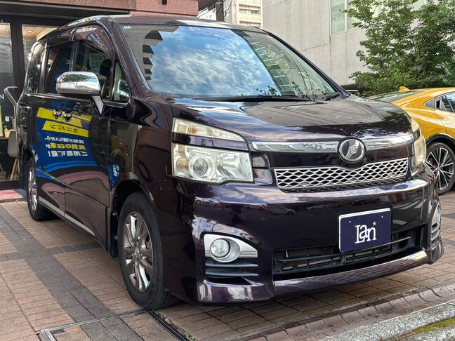 迫力あるフロントフェイス！目立った傷もなく、とてもきれいです。【ヴォクシー】