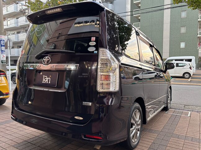 スタイリッシュなリアスポイラーも装備！後姿までカッコよく決まっています。【ヴォクシー】