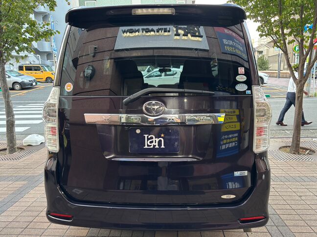 スタイリッシュなリアスポイラーも装備！後姿までカッコよく決まっています。【ヴォクシー】